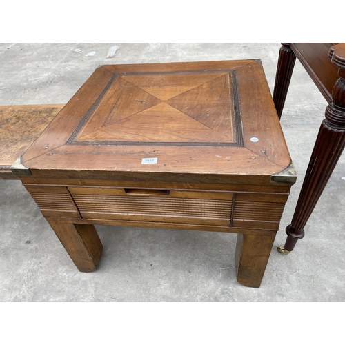 2952 - A HARDWOOD LAMP TABLE 28