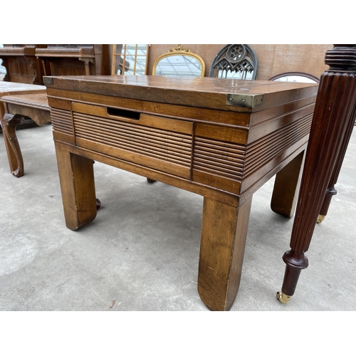 2952 - A HARDWOOD LAMP TABLE 28