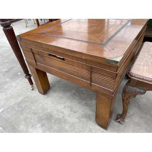 2952 - A HARDWOOD LAMP TABLE 28