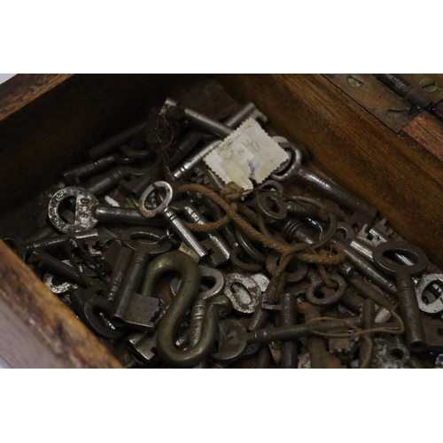 1016 - A COLLECTION BOX CONTAINING CIRCA 1900 FURNITURE KEYS