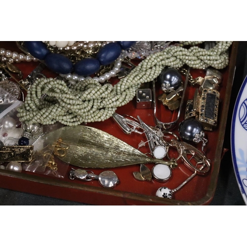 1018 - A TRAY CONSISTING OF A QUANTITY OF COSTUME JEWELLERY