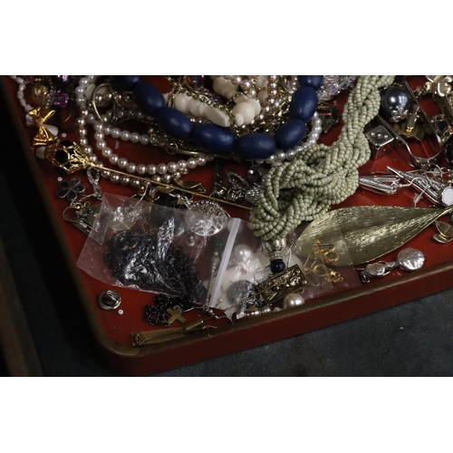 1018 - A TRAY CONSISTING OF A QUANTITY OF COSTUME JEWELLERY