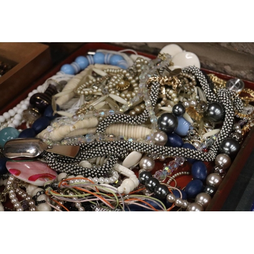 1018 - A TRAY CONSISTING OF A QUANTITY OF COSTUME JEWELLERY