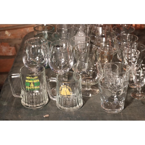 1023 - A LARGE QUANTITY OF DRINKING GLASSES