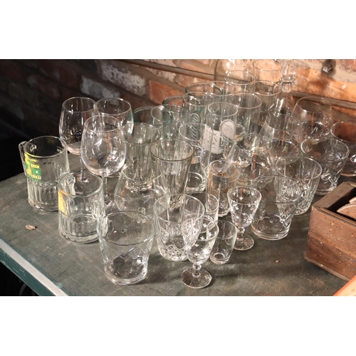 1023 - A LARGE QUANTITY OF DRINKING GLASSES