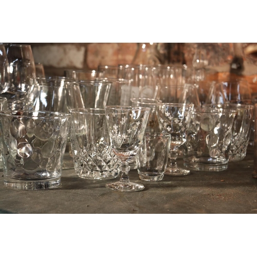 1023 - A LARGE QUANTITY OF DRINKING GLASSES