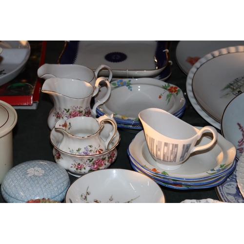 1042 - A MIXED LOT TO INCLUDE  A CROWN STAFFORDSHIRE MILK JUG, ROYAL ALBERT MOSS ROSE CREAMER AND JUG, HORN... 