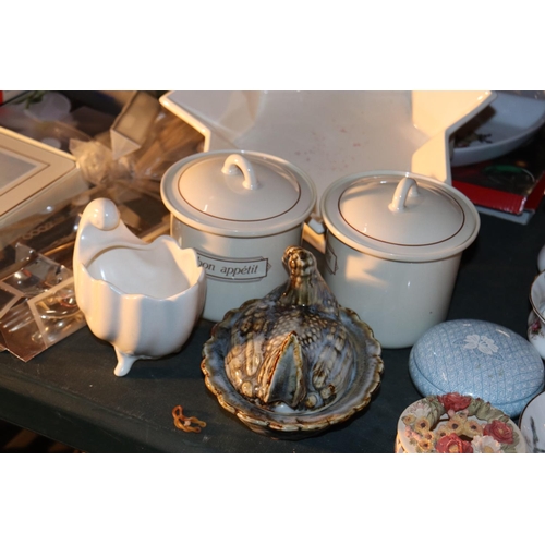 1042 - A MIXED LOT TO INCLUDE  A CROWN STAFFORDSHIRE MILK JUG, ROYAL ALBERT MOSS ROSE CREAMER AND JUG, HORN... 