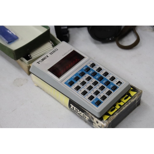 1054 - A MIXED LOT TO INCLUDE A TEXET 880 CALCULATER, A VINTAGE GOSSEN SIXON SIXTOMAT COLOR FINDER. FUJI CA... 