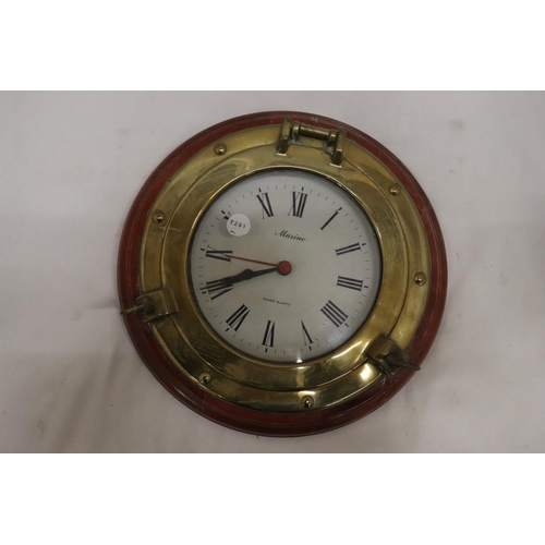 1061 - A 20TH CENTURY SWISS MARINE SHIPS PORTHOLE WALL CLOCK WOOD AND SOLID BRASS WITH BATTERY MOVEMENT