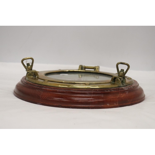 1061 - A 20TH CENTURY SWISS MARINE SHIPS PORTHOLE WALL CLOCK WOOD AND SOLID BRASS WITH BATTERY MOVEMENT