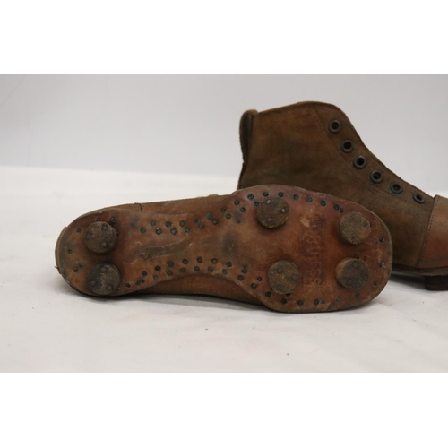 1068 - A PAIR OF VINTAGE FOOTBALL BOOTS