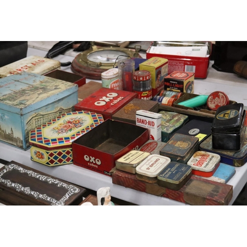 1069 - A QUANTITY OF VINTAGE TINS TOGETHER WITH A PANORAMA ILLUMINATED VIEWER, MAGNETIC ROLL LIGHT LAMP ETC... 