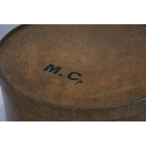 1071 - A VINTAGE WOODEN HATBOX