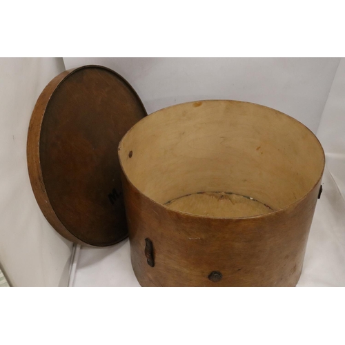 1071 - A VINTAGE WOODEN HATBOX