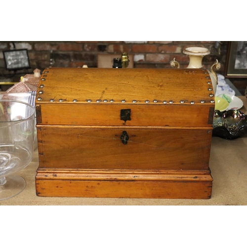 1072 - A LARGE WOODEN CHEST WITH STUDDED DETAIL