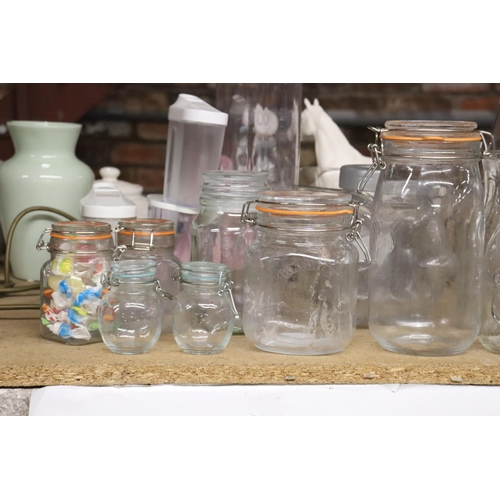 1073 - A QUANTITY OF GLASS KITCHEN ITEMS TO INCLUDE STORAGE JARS, VASE, FRUIT BOWL, ETC.,