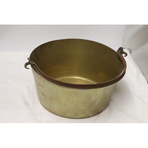 1075 - A MEDIUM SIZED JAM PAN