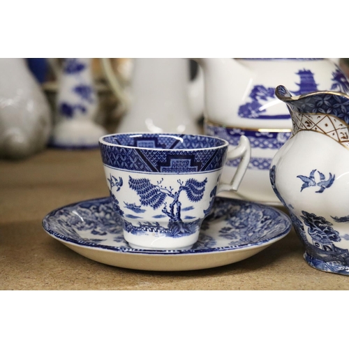 1077 - VARIOUS ITEMS OF BLUE AND WHITE WARE TO INCLUDE A TEAPOT, JUG, VASE ETC