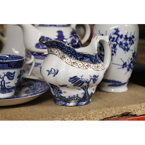 1077 - VARIOUS ITEMS OF BLUE AND WHITE WARE TO INCLUDE A TEAPOT, JUG, VASE ETC