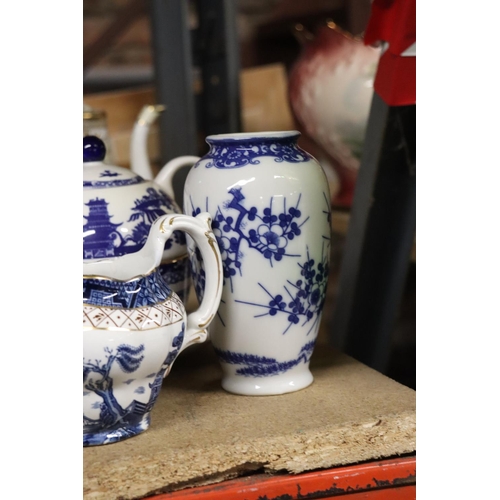 1077 - VARIOUS ITEMS OF BLUE AND WHITE WARE TO INCLUDE A TEAPOT, JUG, VASE ETC