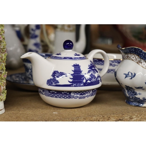 1077 - VARIOUS ITEMS OF BLUE AND WHITE WARE TO INCLUDE A TEAPOT, JUG, VASE ETC