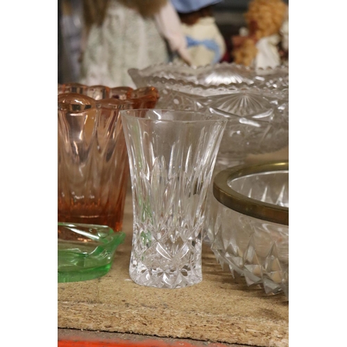 1082 - A QUANTITY OF GLASSWARE TO INCLUDE BOWLS, VASES ETC