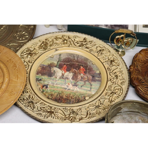 1083 - A MIXED LOT TO INCLUDE A SILVER PLATE TRAY, WOODEN WALL PLAQUE WITH PARIS SCENE, WRITING SET WITH SC... 