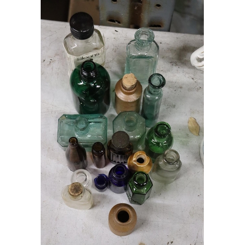 1089 - A LARGE QUANTITY OF VARIOUS COLOURED VINTAGE GLASS BOTTLES