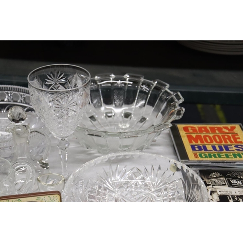 1095 - A MIXED LOT TO INCLUDE GLASSWARE, LINEN TABLECLOTH, CLOCK, FIGURE, ETC.,