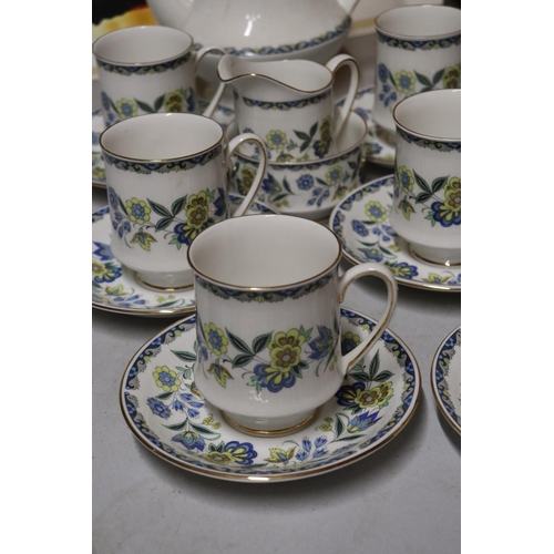 1113 - A VINTAGE PARAGON 'COMTESSA' COFFEE SET, TO INCLUDE A COFFEE POT, CREAM JUG, SUGAR BOWL, CUPS AND SA... 