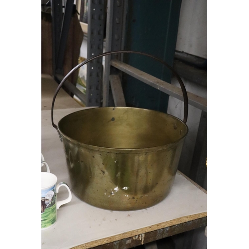 1120 - A LARGE, HEAVY BRASS JAM PAN WITH HANDLE, DIAMETER 33CM