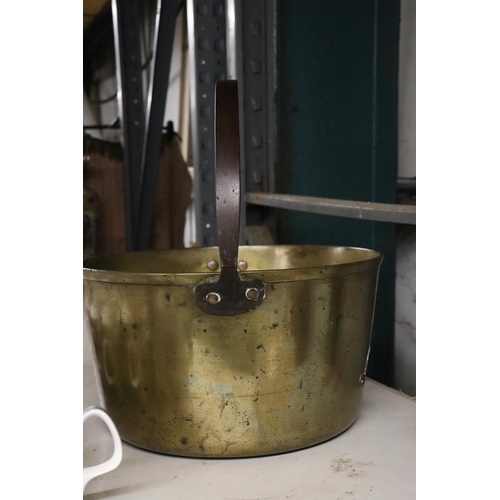 1120 - A LARGE, HEAVY BRASS JAM PAN WITH HANDLE, DIAMETER 33CM