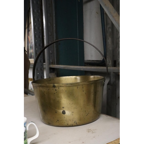 1120 - A LARGE, HEAVY BRASS JAM PAN WITH HANDLE, DIAMETER 33CM