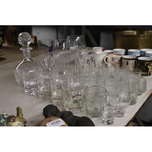 1122 - A QUANTITY OF VARIOUS GLASSWARE TO INCLUDE A DECANTER, GIN GLASSES, TUMBLERS ETC