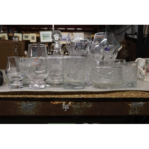 1122 - A QUANTITY OF VARIOUS GLASSWARE TO INCLUDE A DECANTER, GIN GLASSES, TUMBLERS ETC