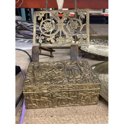 1318 - FOUR HEAVY PIECES OF BRASS TO INCLUDE TWO PLATES AND A BOX