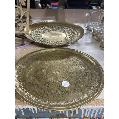 1318 - FOUR HEAVY PIECES OF BRASS TO INCLUDE TWO PLATES AND A BOX