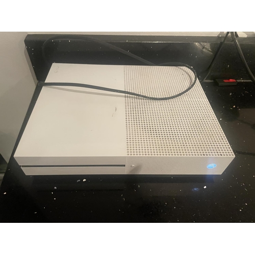 330 - A WHITE X BOX ONE IN WORKING ORDER BUT NO WARRANTY