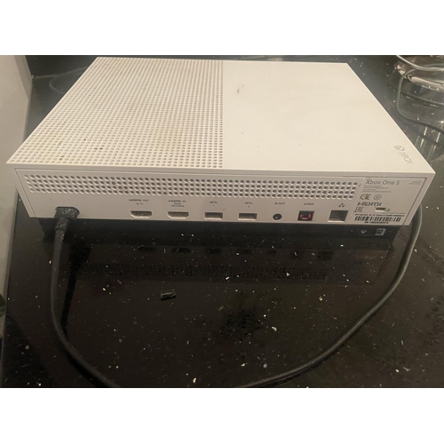 330 - A WHITE X BOX ONE IN WORKING ORDER BUT NO WARRANTY