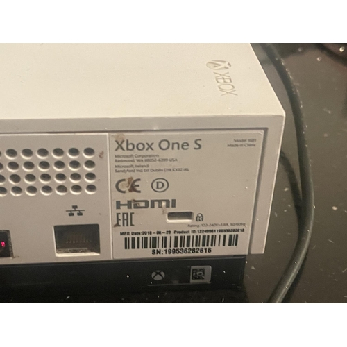 330 - A WHITE X BOX ONE IN WORKING ORDER BUT NO WARRANTY