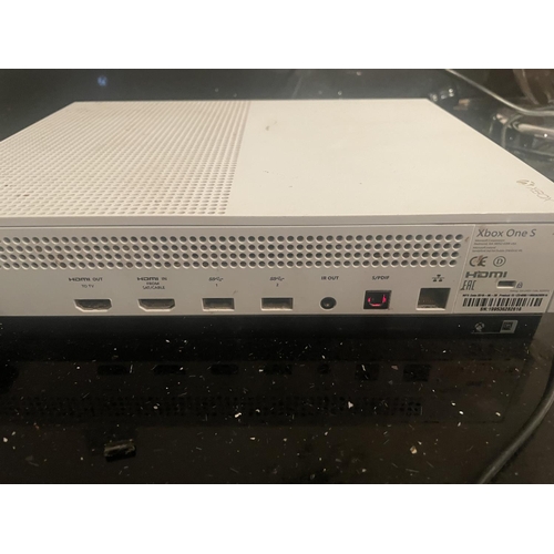 330 - A WHITE X BOX ONE IN WORKING ORDER BUT NO WARRANTY