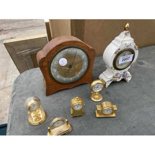 AN ASSORTMENT OF CLOCKS TO INCLUDE AN OAK SMITHS MANTLE CLOCK AND FIVE ...