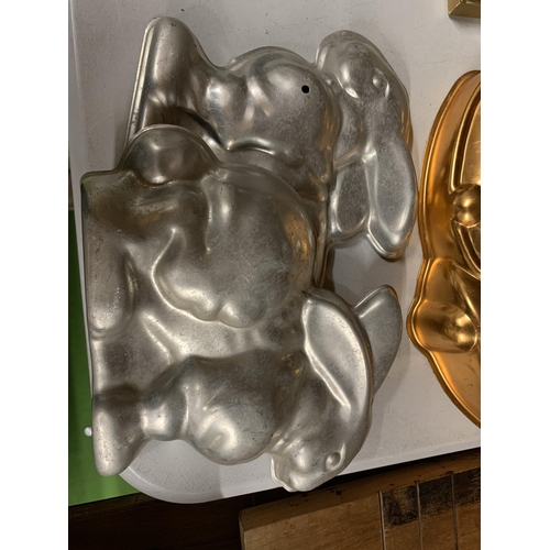 1193 - FOUR VINTAGE STYLE MOULDS, TWO TIN RABBITS AND TWO COPPER