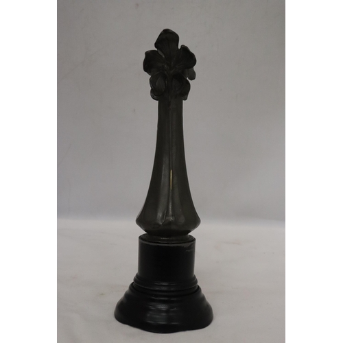 11 - AN IMPERIAL ZINN B & G PEWTER VASE IN AN ART NOUVEAU STYLE