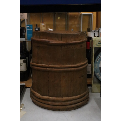 35 - A VINTAGE OAK BREAD BIN WITH LID