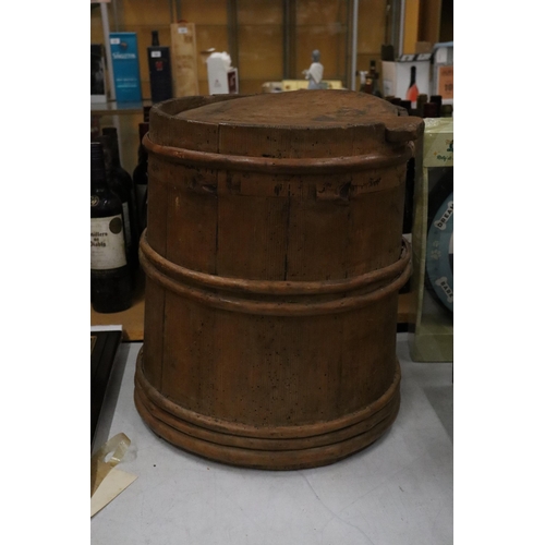 35 - A VINTAGE OAK BREAD BIN WITH LID