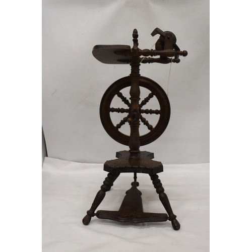 103 - A SMALL VINTAGE SPINNING WHEEL, HEIGHT APPROX 42CM