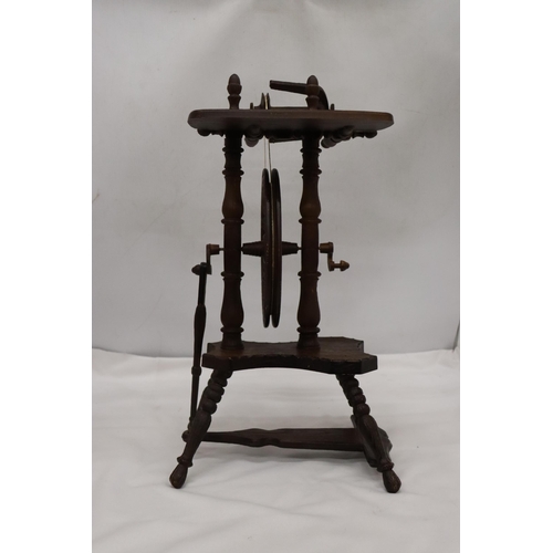 103 - A SMALL VINTAGE SPINNING WHEEL, HEIGHT APPROX 42CM