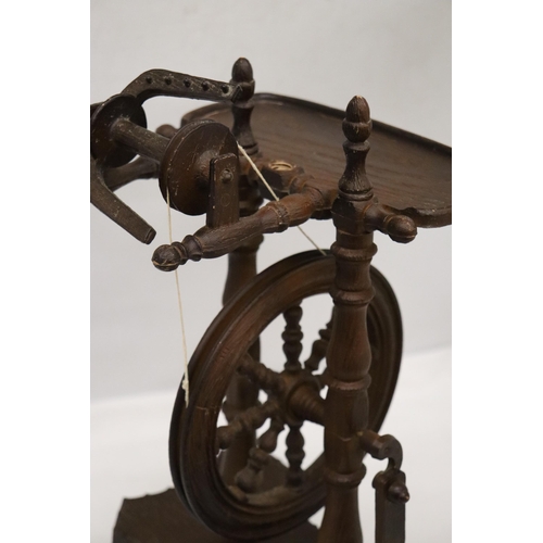 103 - A SMALL VINTAGE SPINNING WHEEL, HEIGHT APPROX 42CM